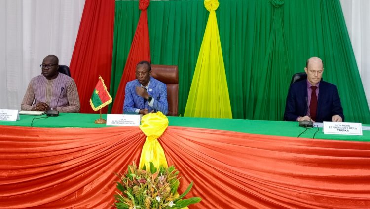Les membres du présidium. Au milieu, le Premier ministre, Me Apollinaire Kyelem de Tambèla 