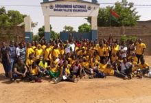 Ouagadougou : L’association « Zéro goutte de sang sur la route » nettoie la Gendarmerie de Boulmiougou