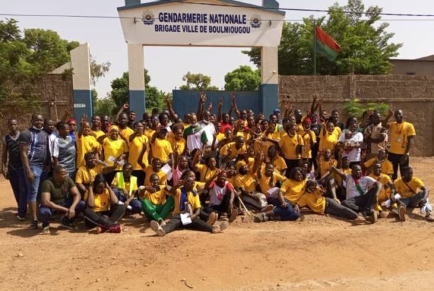 Ouagadougou : L’association « Zéro goutte de sang sur la route » nettoie la Gendarmerie de Boulmiougou
