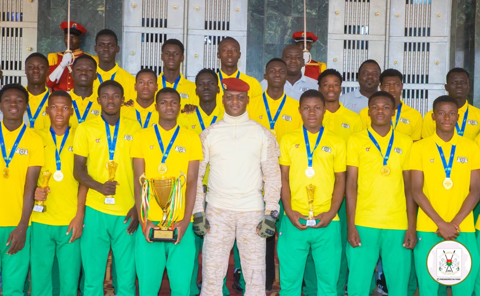 Tournoi UFOA-B : Les Etalons Cadets Présentent Leur Trophée Au ...