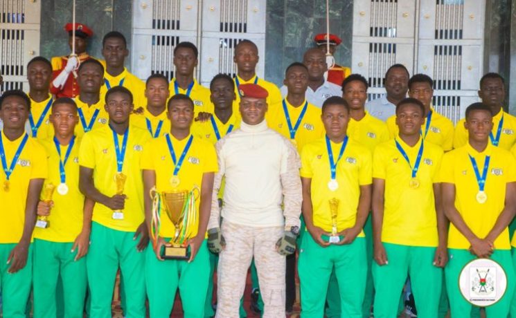 les Etalons cadets présentent leur trophée au Président du Faso