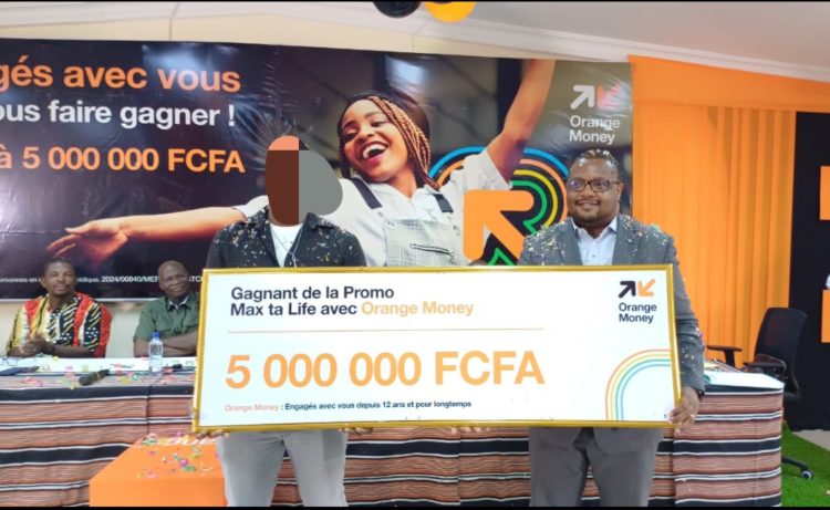 Le super lauréat recevant son chèque de 5.000.000 de FCFA