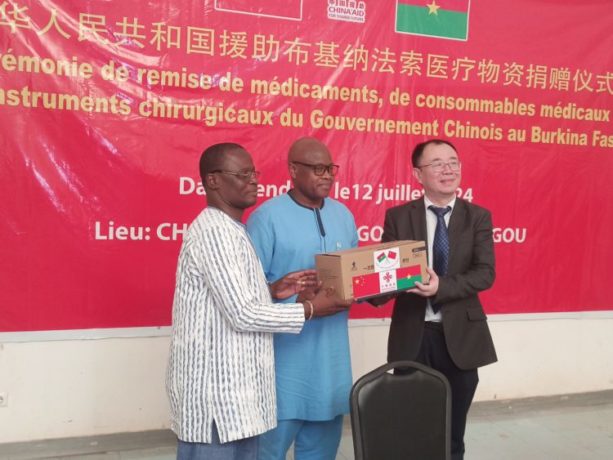 Remise de matériels médicaux au CHU de Tengandogo