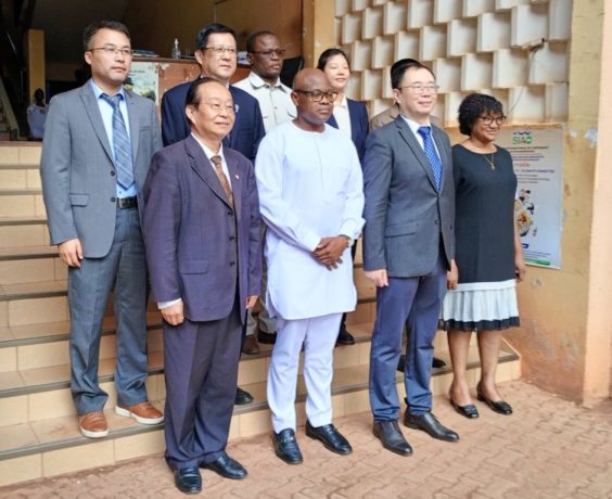 La délégation chinoise avec le ministre de la santé vêtu tout blanc 