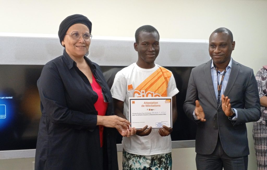 Photo de famille avec Tarnagda Abdoul Fatao, premier national avec une moyenne de 19,31