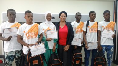 Photo de famille de la directrice générale de Orange Burkina avec les lauréats