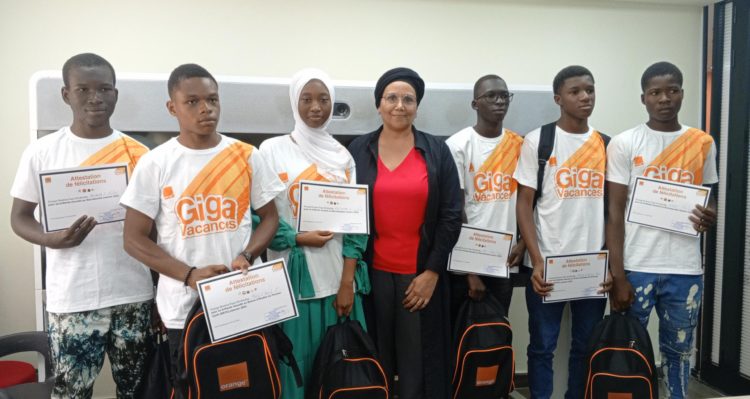 Photo de famille de la directrice générale de Orange Burkina avec les lauréats