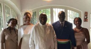 Le nouveau couple Gbagbo avec le Maire de Cocody et les filles jumelles de l'ex-président. 