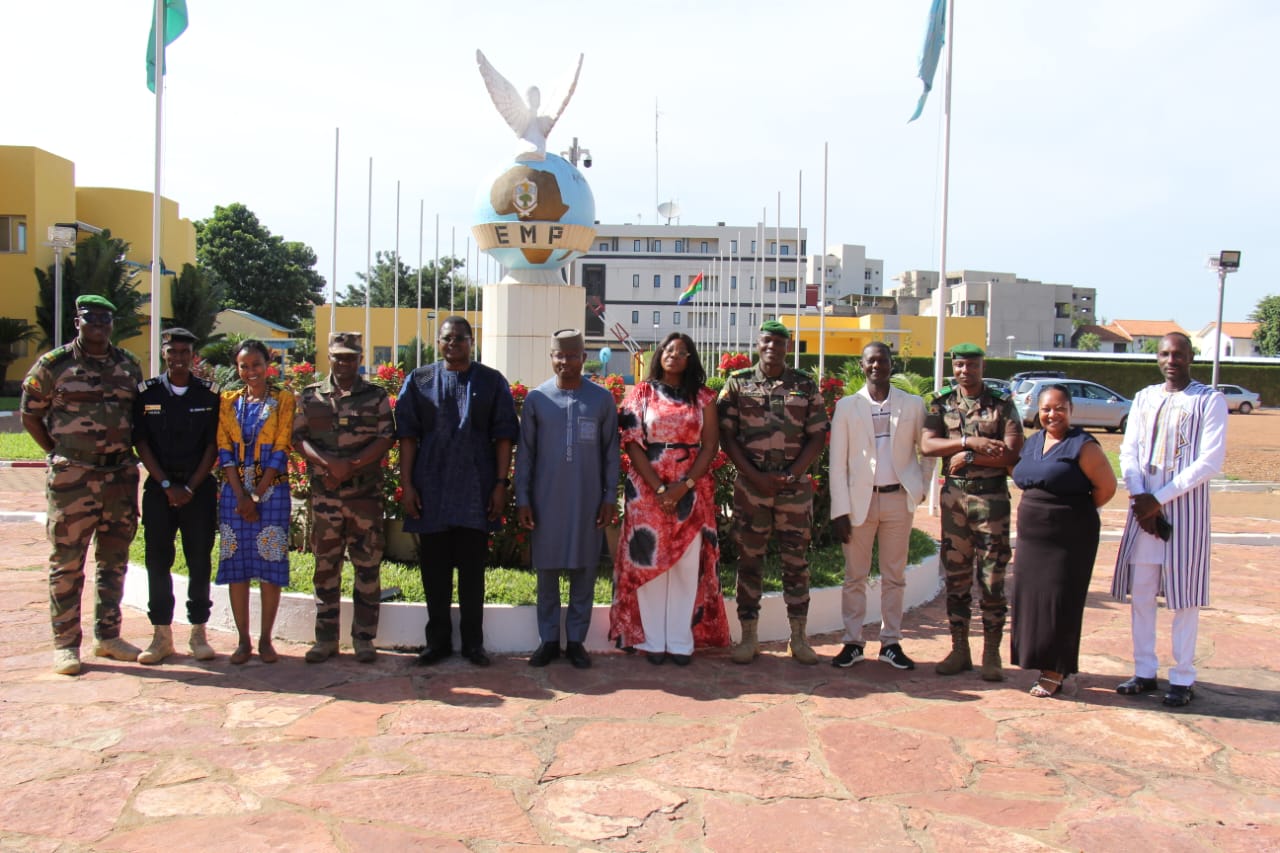 le Centre national d’étude stratégiques du Burkina Faso (CNES-BF) et l’Ecole de maintien de la paix Alioun Blondin BEYE de Bamako en République du Mali (EMP-ABB) ont procédé à la signature d’une convention cadre de partenariat