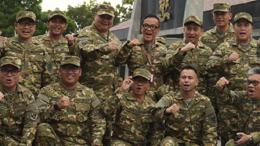 Le nouveau président donne un entraînement militaire à son gouvernement