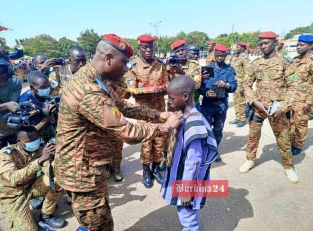 Tasseré Ouédraogo en train de recevoir sa médaille des mains du commandant des sapeurs pompiers 