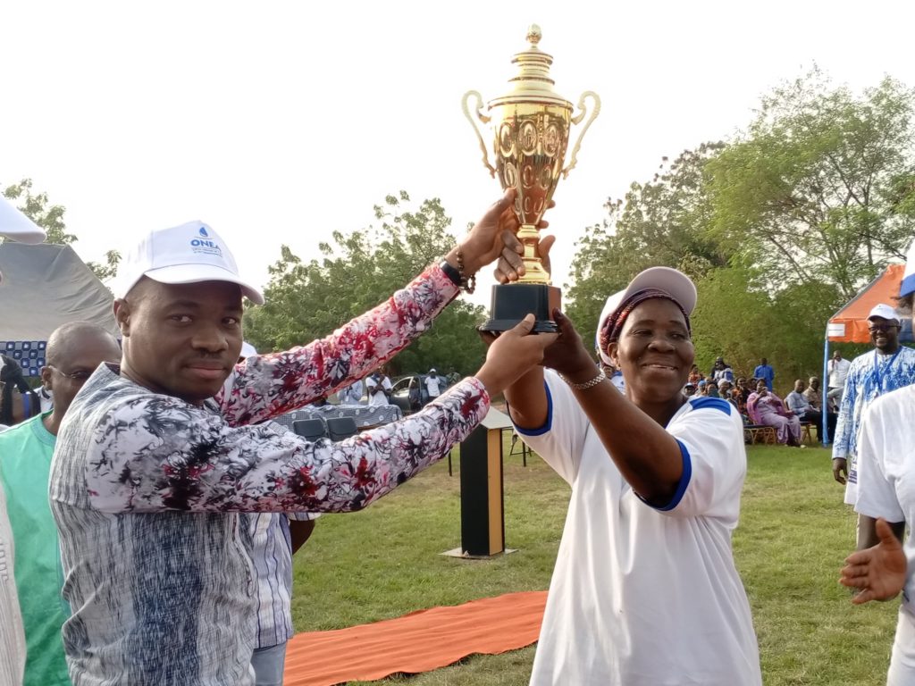 Remise du trophée aux vainqueurs 