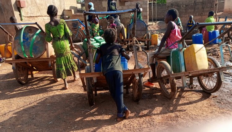 Plus d'une dizaine d'enfants dont l'âge est compris entre 6 à 10 ans sont au point d'eau chacun attend son tour pour se servir 