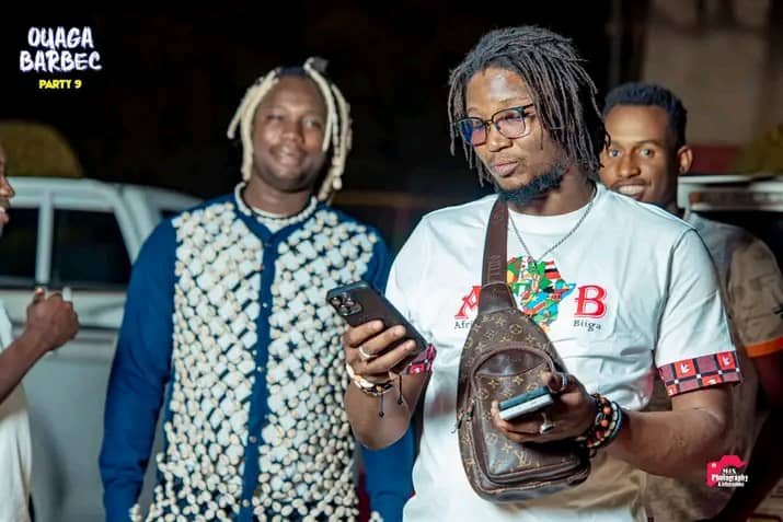 L'artiste Kayawoto et Abdoul Aziz Tiemtoré (Aziz la merveille), promoteur culturel au Burkina Faso