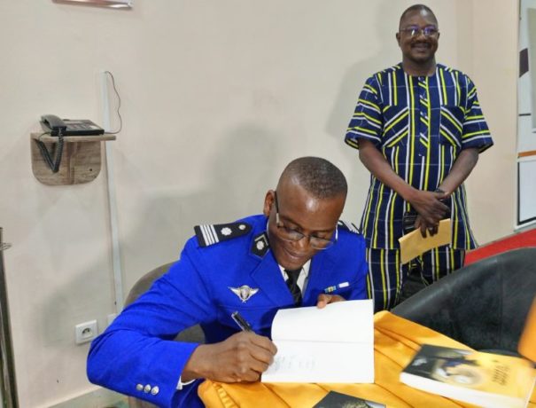 L'auteur en train de dédicacer un ouvrage