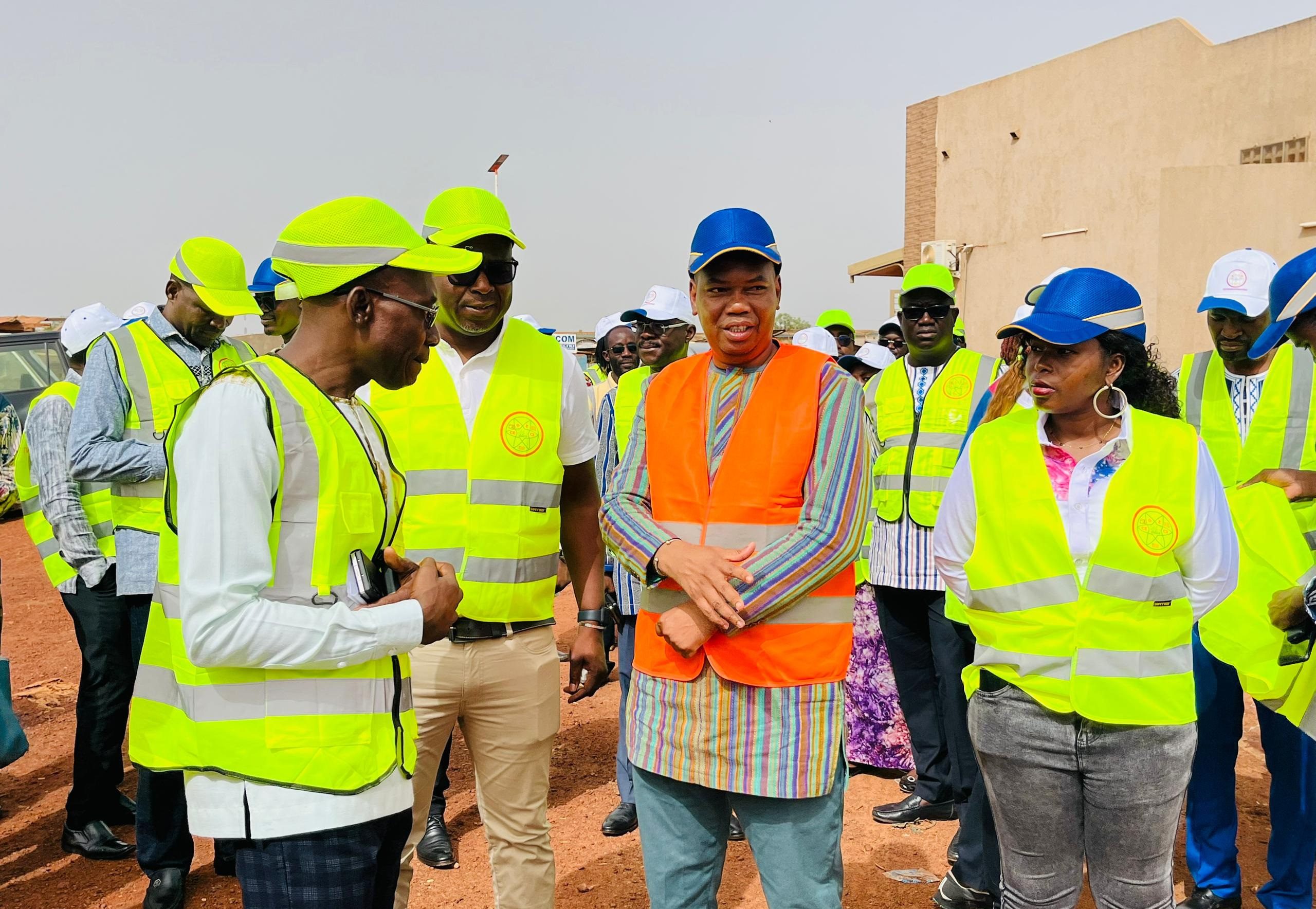 Mikailou Sidibé, s'est rendu ce jeudi 20 mai 2025 sur les chantiers des cités de Bassinko pour constater l'avancement du programme de production de 50 000 logements