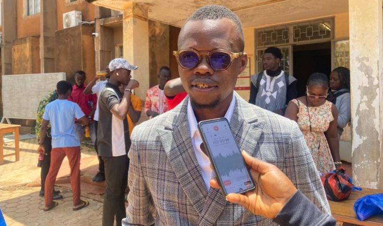 Willy Sagbe, journaliste à Burkina 24, par ailleurs maître de stage