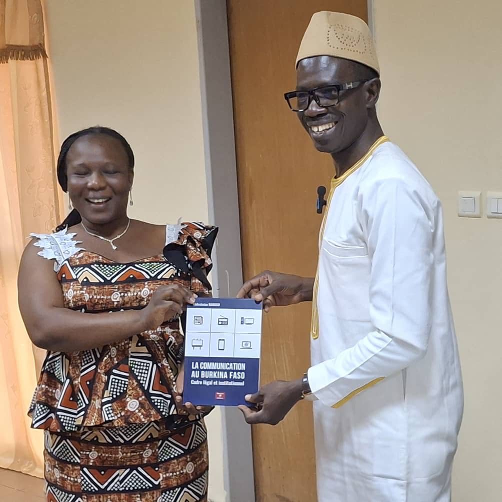 Bobo-Dioulasso : Abdoulazize Bamogo dédicace son nouvel ouvrage sur le cadre légal de la communication