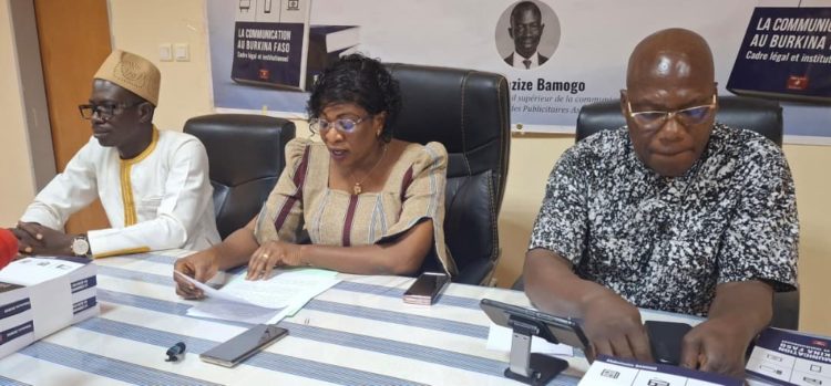 Bobo-Dioulasso : Abdoulazize Bamogo dédicace son nouvel ouvrage sur le cadre légal de la communication