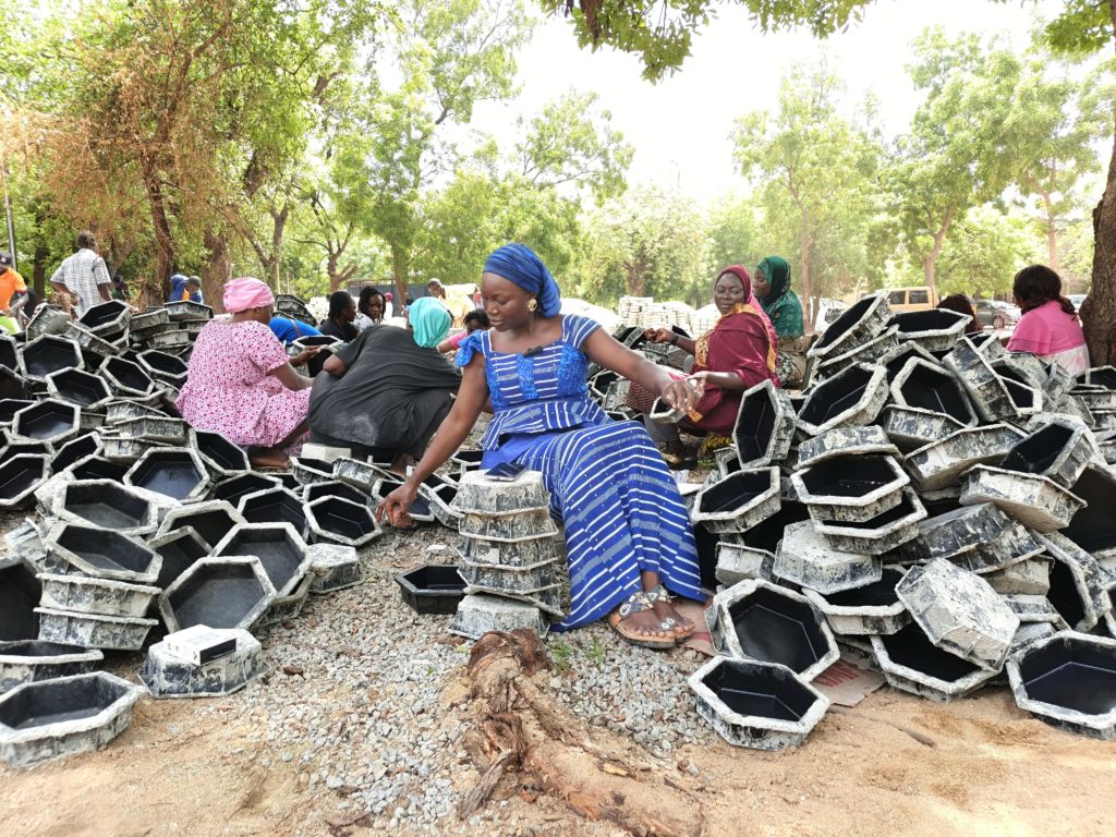 Béatrice Kaboré entre ses moules à pavés