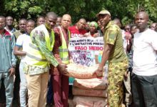 Faso Mêbo : Des Agents de la Vie Scolaire font un don de 10 tonnes de ciment