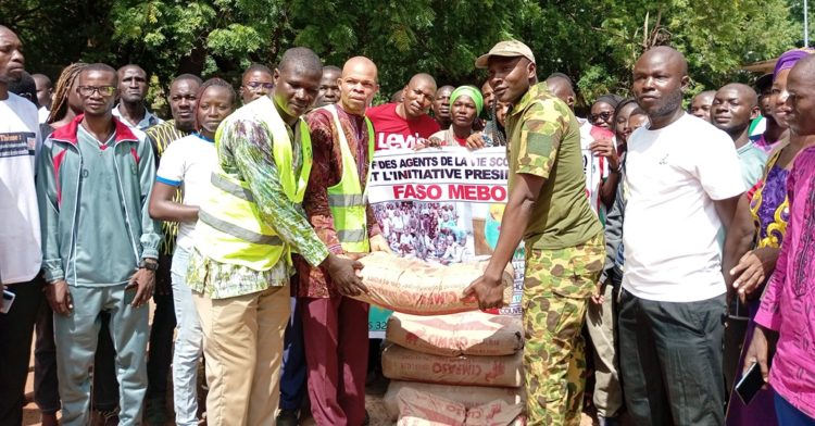 Faso Mêbo : Des Agents de la Vie Scolaire font un don de 10 tonnes de ciment