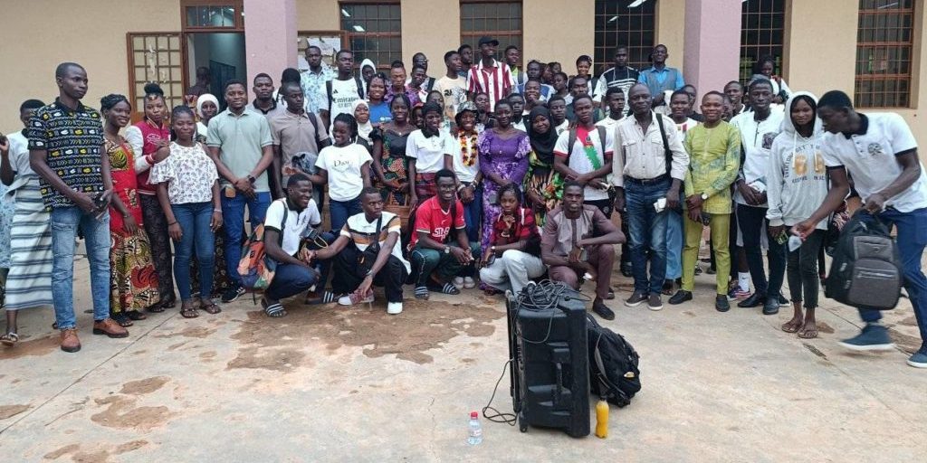 Napo Bitoumba posant avec des étudiants de l'université Pr Joseph Ki-Zerbo de Ouaga, au sortir d'une activité culturelle