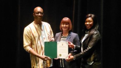 Marie France Lalonde remettant un certificat de reconnaissance et de félicitations à la CCI-BC