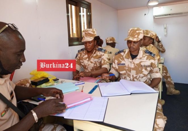 Les agents de police du commissariat mobile 