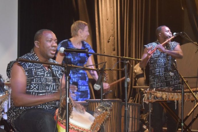 Prestation artistique avec l'Artiste Amadou Kiénou