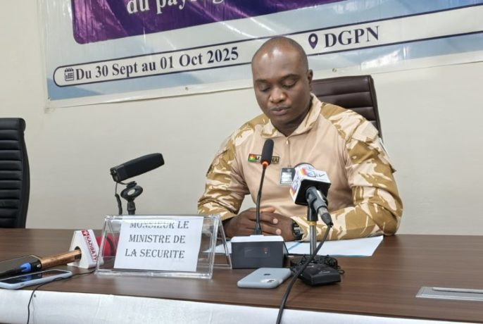 Le ministre de la Sécurité, le commissaire divisionnaire de police Mahamadou Sana