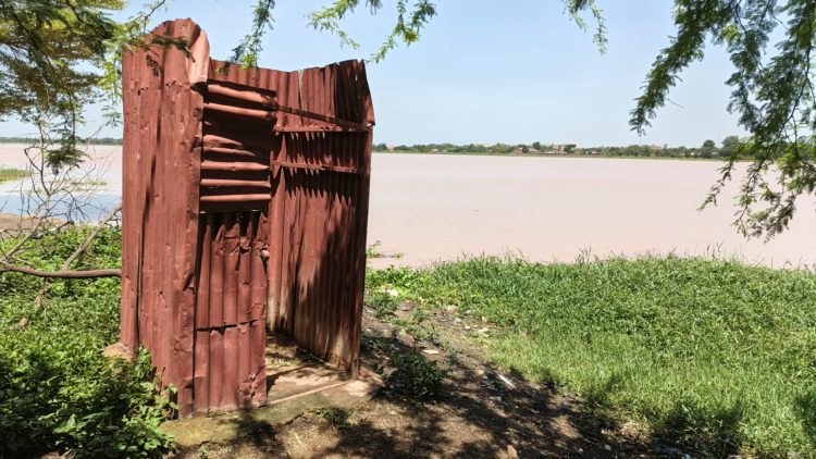 Toilettes déversant directement dans le barrage