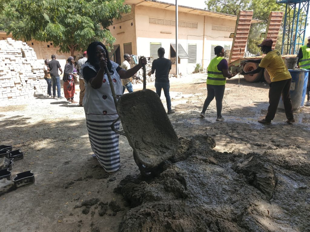 Pierrette Kafando, citoyenne Burkinabè résidente au Canada remet cinq tonnes de ciments à Faso Mêbo
