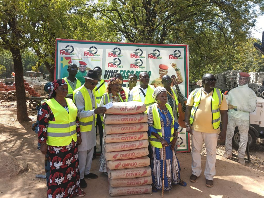 Remise de don des doyens de la musique burkinabè a Faso Mêbo