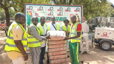 Remise de don des doyens de la musique burkinabè a Faso Mêbo