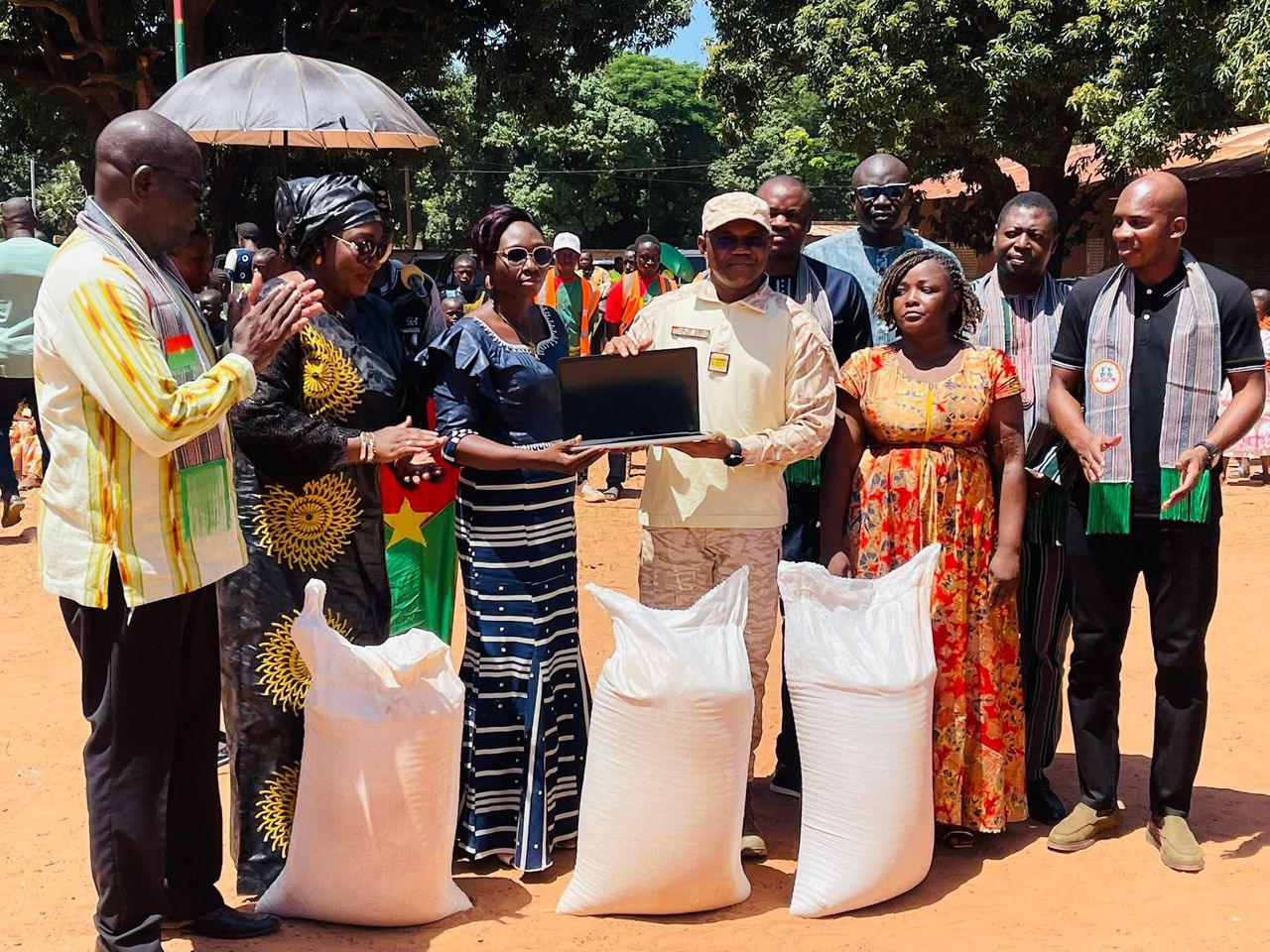 remise de 15 tonnes de vivres ainsi que 150 kits scolaires