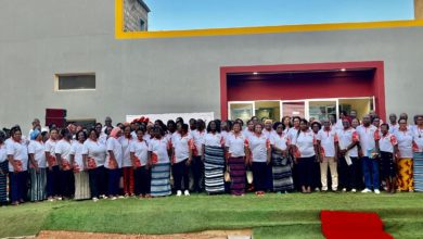 Photo de famille des femmes du FAARF devant leur nouvelle infrastructure