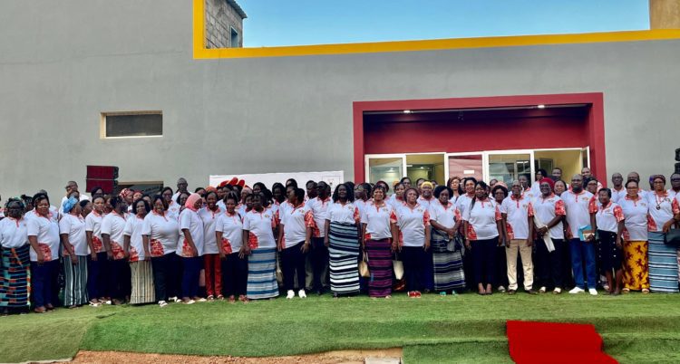 Photo de famille des femmes du FAARF devant leur nouvelle infrastructure