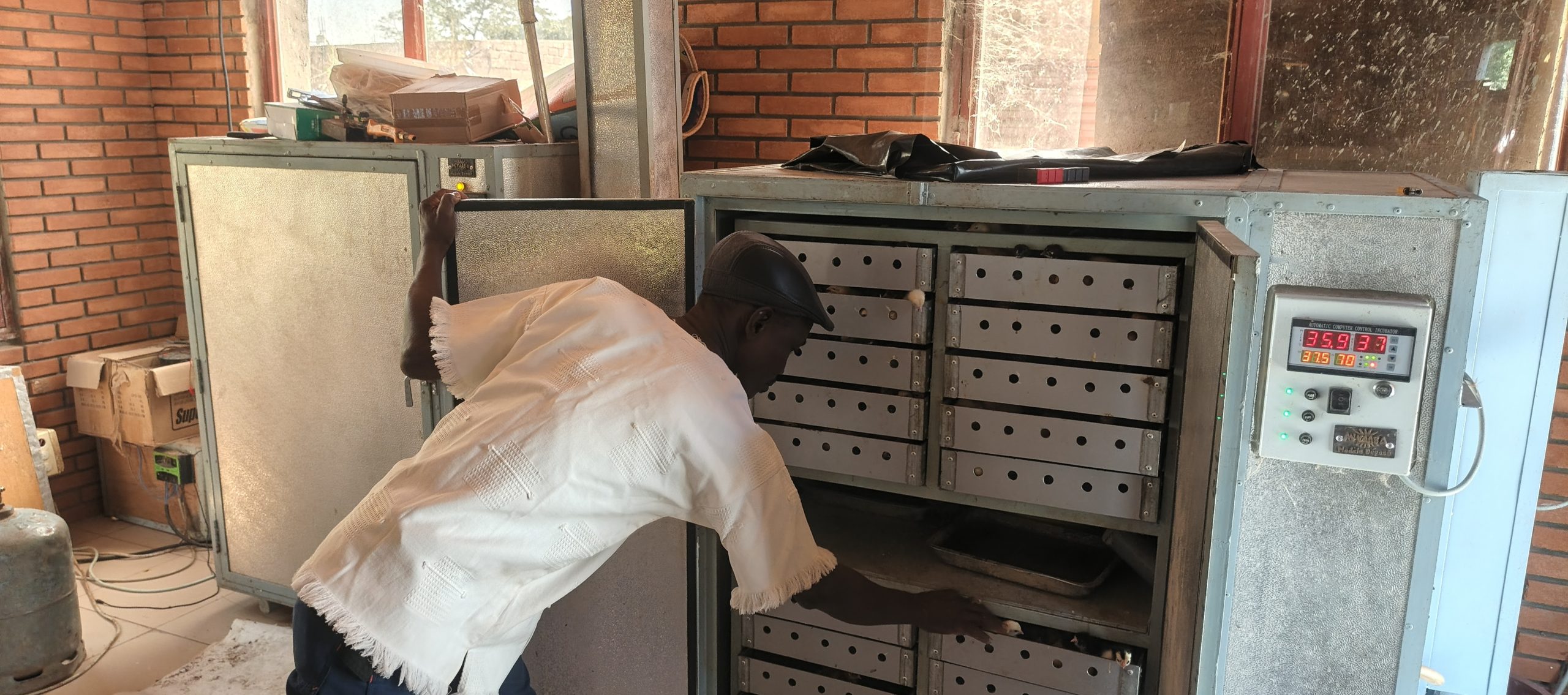 Eungène Rouamba avec un éclosoir de l'entreprise M'YAABA