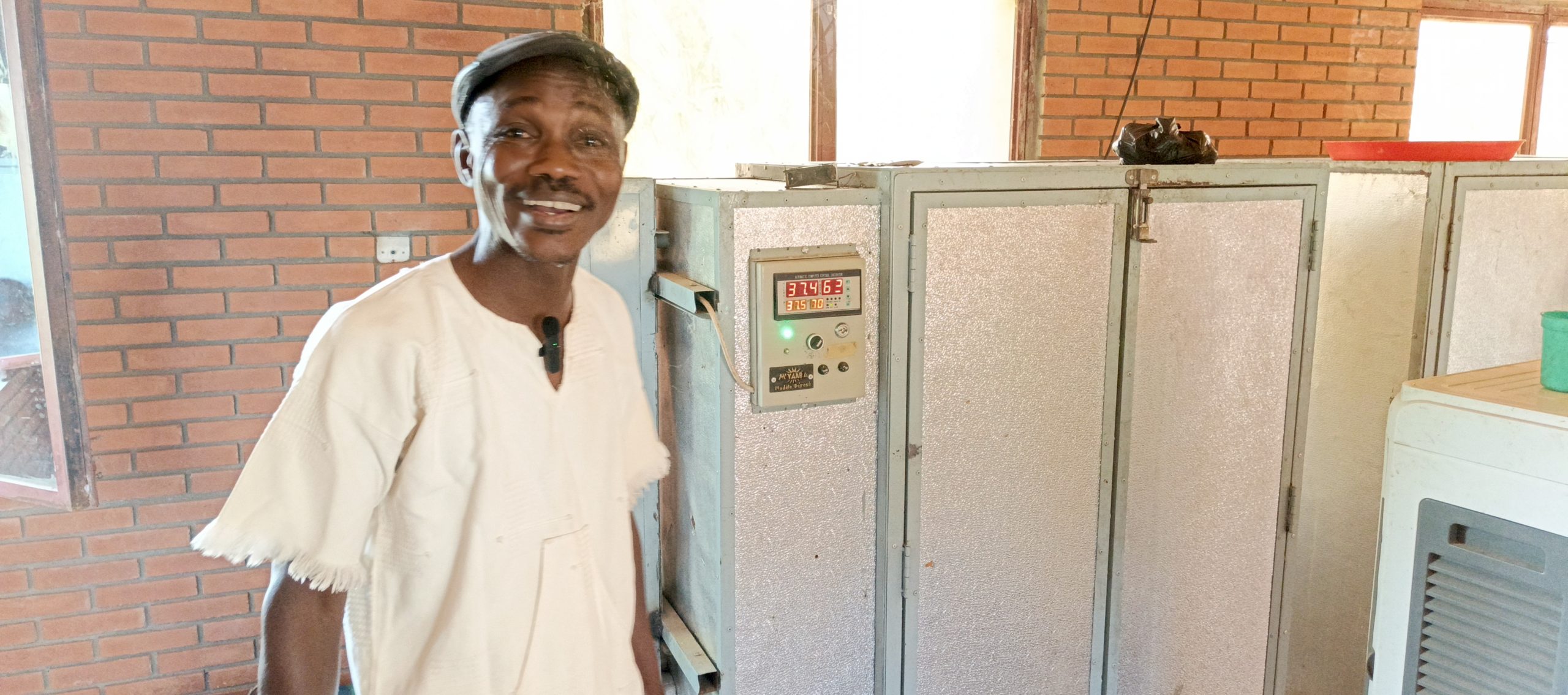 Eungène Rouamba avec un éclosoir de l'entreprise M'YAABA