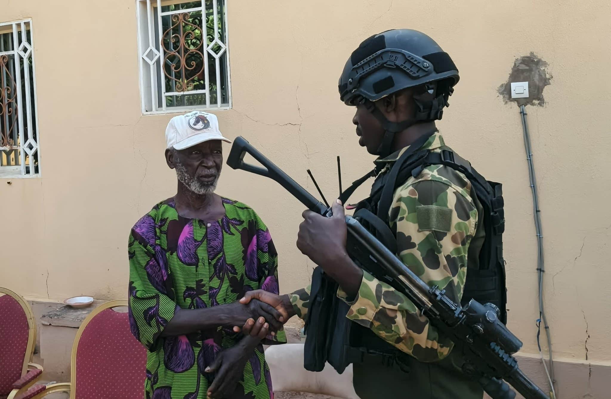 Le chef de canton de Bondokuy et le commandant de ESRI 2
