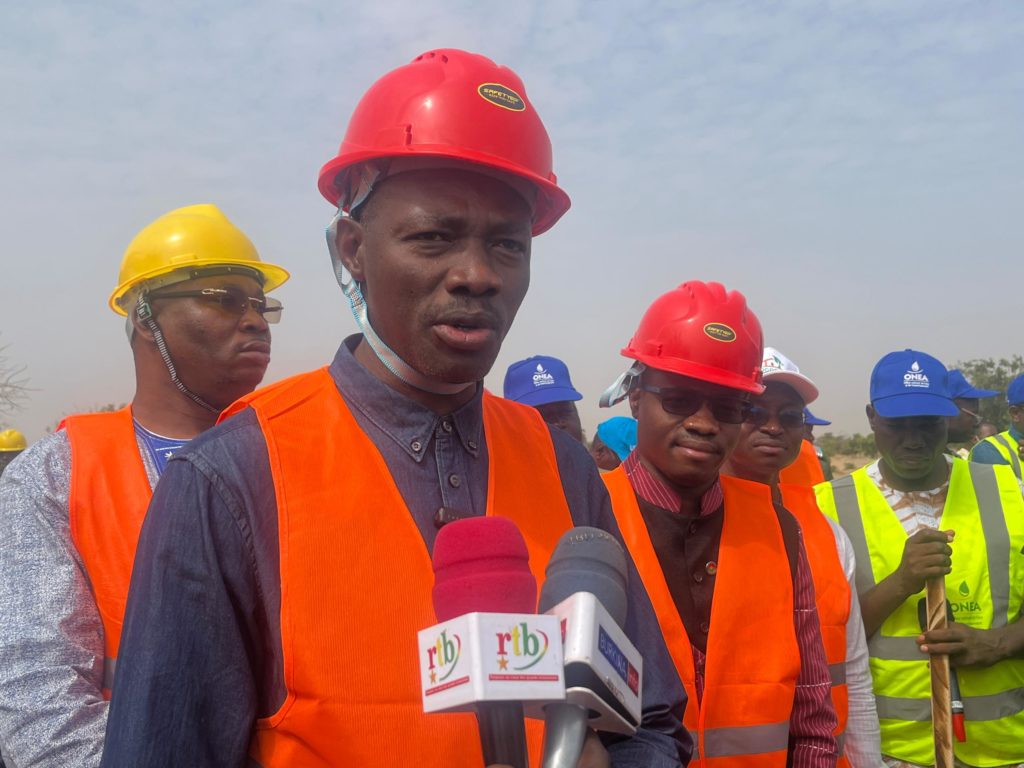 Roger Baro, ministre de l'Environnement de l'Eau et de l'Assainissement, en train de souligner l'importance historique de cette inauguration.