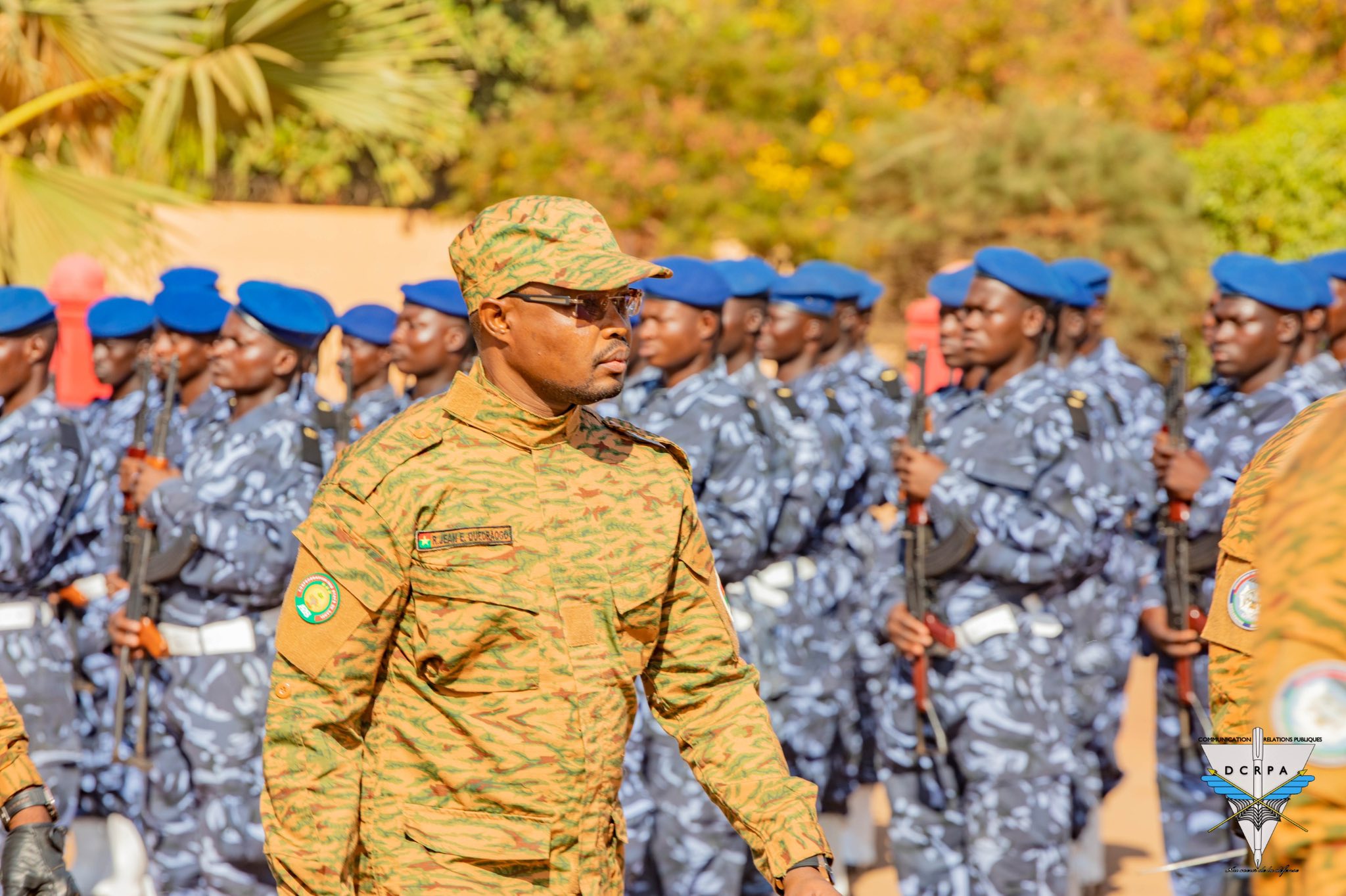 Rimtalba Jean Emmanuel Ouédraogo en pleine revue des troupes