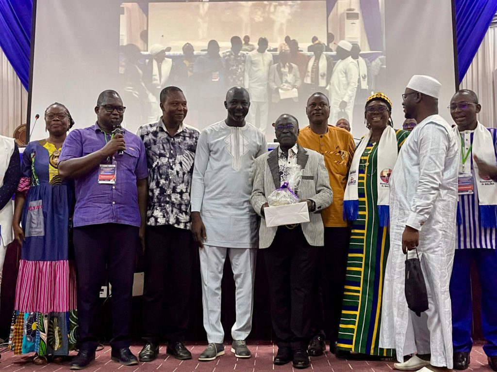 Remise des cadeaux au Pr Balima