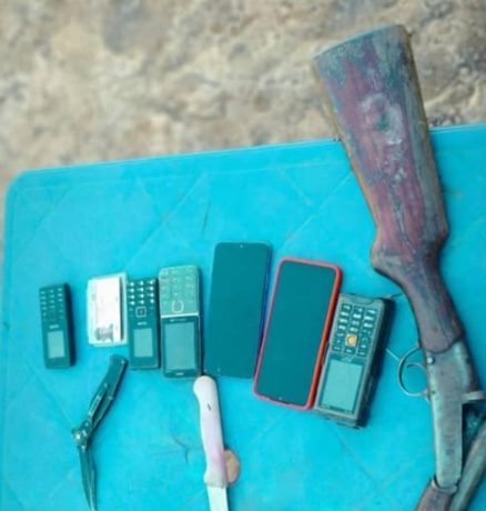 L’opération ayant conduit à leur arrestation a permis la saisie d’un fusil de chasse, de deux couteaux, de téléphones portables et d’autres objets divers