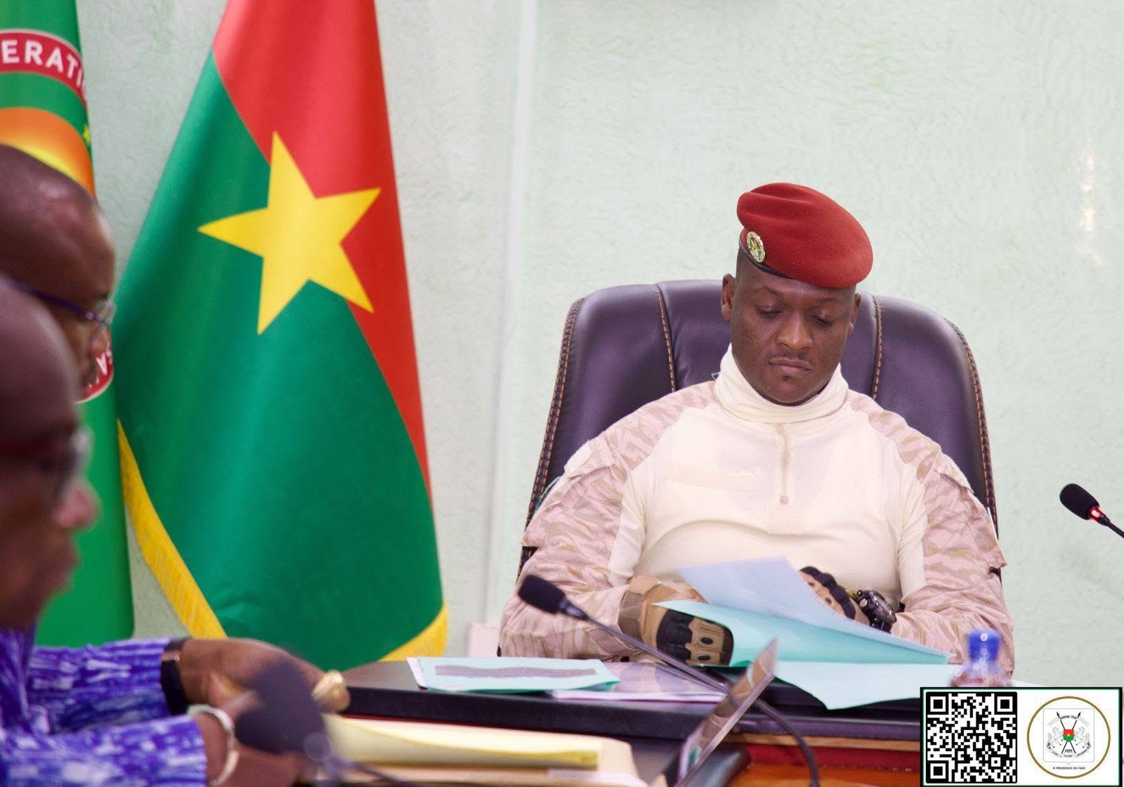 Le Président du Faso, Chef de l’État, Son Excellence le Capitaine Ibrahim TRAORÉ, a présidé, ce jeudi 4 décembre 2025, l’hebdomadaire Conseil des ministres.