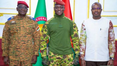 Le Général de division Célestin SIMPORÉ reçoit ses attributs des mains du Président du Faso, Chef Suprême des Forces Armées Nationales