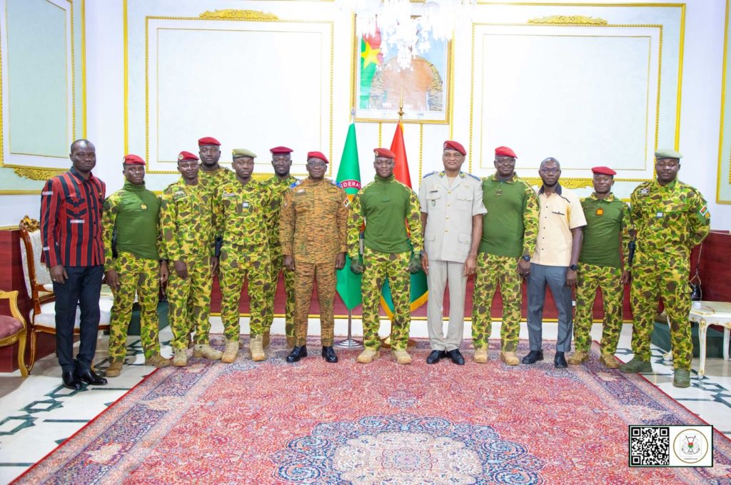 Le Général de division Célestin SIMPORÉ reçoit ses attributs des mains du Président du Faso, Chef Suprême des Forces Armées Nationales