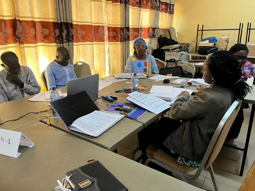 Les participants divisés en groupes de travail