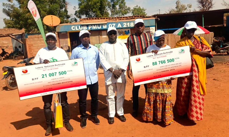 la remise officielle de chèques d’un montant cumulé de 109 millions de FCFA à deux heureux gagnants